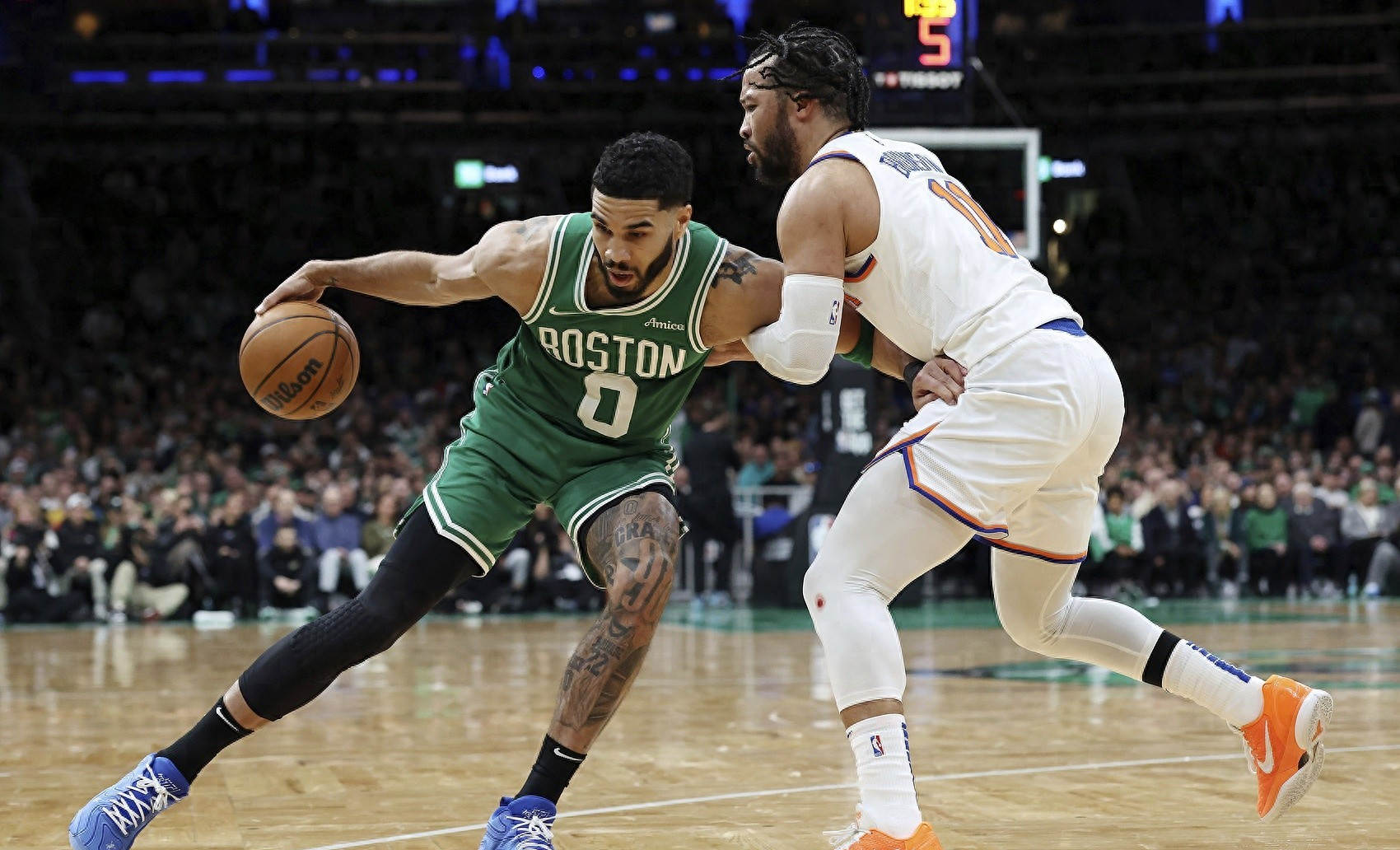 鹈鹕轻取尼克斯，布克统治全场