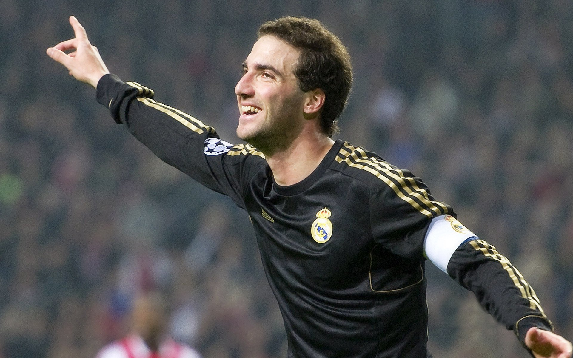 拉亚冠军级表现闪耀全场，塞维利亚虽败犹荣，拜仁险胜晋级